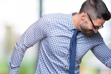 İzole arka plan üzerinde gözlük takan genç iş adamı mutlu ve neşeli dans, eğlenceli hareketli rahat ve müzik dinleme emin