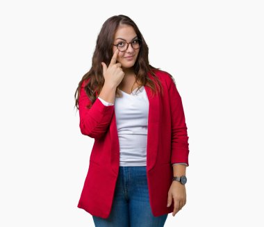 Güzel artı boyutu genç iş kadını giyen şık ceket ve gözlük göz izlerken seni jest için şüpheli ifade işaretleme arka plan üzerinde izole