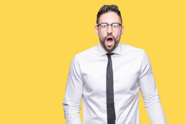 Şüpheci ve alaycı, şok karşısında izole arka plan üzerinde gözlük takan genç yakışıklı iş adamı ile açık ağız şaşırttı