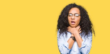 Kıvırcık saçlı giyen ile genç güzel iş kız gözlük bağırarak ve çünkü boğmak acı kendi ellerimle öldürürüm. Sağlık sorunu. Yaralarından ve intihar kavramı.