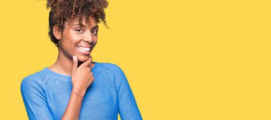 Güzel genç Afro-Amerikan kadın izole arka plan emin çapraz kollar ve çeneme kaldırdı el ile gülümseme ile kameraya bakıyor. Pozitif düşünce.