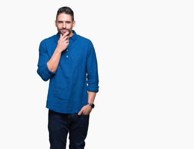 Yakışıklı delikanlı emin çapraz kollar ve çeneme kaldırdı el ile gülümseme ile kameraya bakarak izole arka plan üzerinde. Pozitif düşünce.