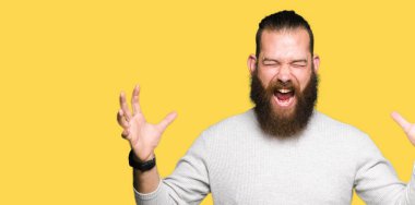 Kızgın ve silah ile başarı için deli rahat kazak kutluyor giyen genç sarışın adam kaldırdı ve heyecanlı çığlık gözler kapalı. Kazanan kavramı