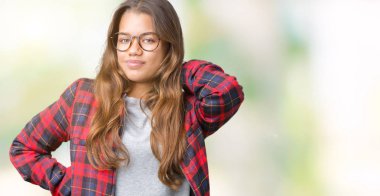 Genç güzel esmer kadın giyiyor ceket ve gözlük izole üzerinde elle, kas ağrısı boyun dokunmadan acı boyun ağrısı yaralanma, arka plan