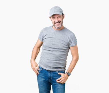 Yakışıklı orta yaş ağarmış komuta sizde seksi bir ifadeyle, neşeli ve mutlu yüzünü kameraya bakarak göz kırpıyor izole arka plan üzerinde spor şapkası.