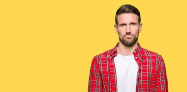 Yakışıklı adam rahat gömlek giymiş depresif ve kızgın ve korkmuş ağlıyor sıkıntı için endişeleniyorum. Üzgün ifade.