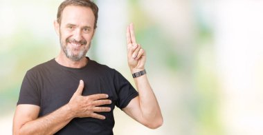 Yakışıklı orta yaş ağarmış komuta sizde izole üzerinde arka plan Swearing göğüs ve parmaklar, el ile bir sadakat sözü yemin yapma