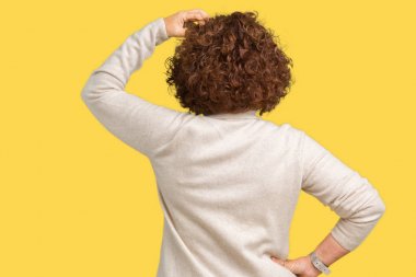 Boğazlı kazak ve gözlük izole arka plan geriye düşünme hakkında şüphe ile baş taraftan üzerinde giyen güzel orta ager üst düzey kadın