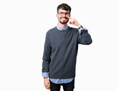 Genç yakışıklı zeki adam gözlük izole üzerinde işaretleme için yüz ve burun, neşeli gülümseyerek el parmak ile arka plan