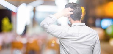 İzole arka plan geriye düşünme hakkında şüphe ile baş taraftan üzerinde gözlük takan genç yakışıklı adam