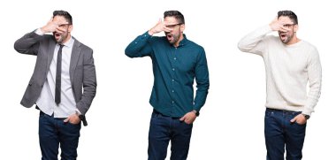 Beyaz izole arka plan üzerinde yakışıklı iş adamı kolaj yüz ve gözleri el ile kapsayan şok, utanmış ifade ile parmaklar bakarak.