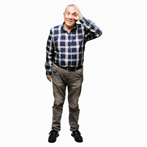 Knappe Senior Man Dragen Casual Shirt Doen Gebaar Met Hand — Stockfoto