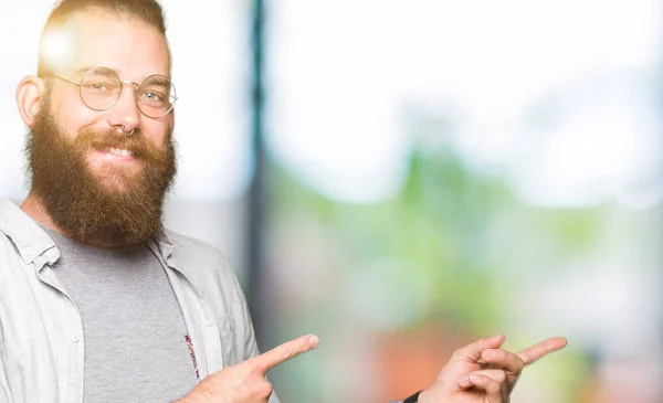 Joven Hombre Rubio Con Gafas Sonriendo Mirando Cámara Apuntando Con —  Fotos de Stock