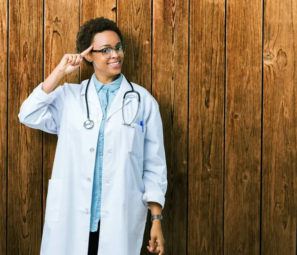 Fiatal Afroamerikai Orvos Nőt Visel Orvosi Kabátot Elszigetelt Háttér Mosolyogva — Stock Fotó