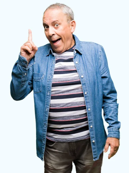 Stilig Senior Man Klädd Denim Jacka Pekande Finger Upp Med — Stockfoto