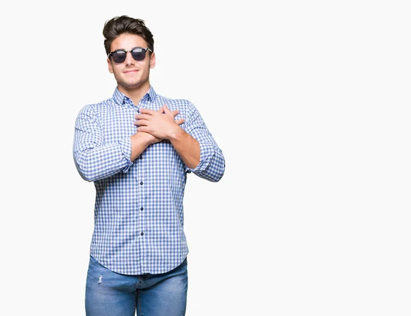 Joven Hombre Guapo Con Gafas Sol Sobre Fondo Aislado Sonriendo — Foto de Stock