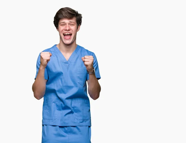 Młody Lekarz Noszenia Uniform Medyczny Białym Tle Obchodzi Zaskoczony Zdumiony — Zdjęcie stockowe