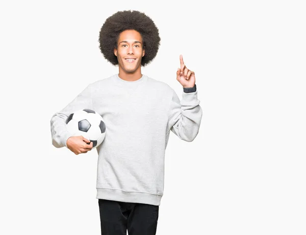 Jovem Afro Americano Com Cabelo Afro Segurando Bola Futebol Surpreendido — Fotografia de Stock