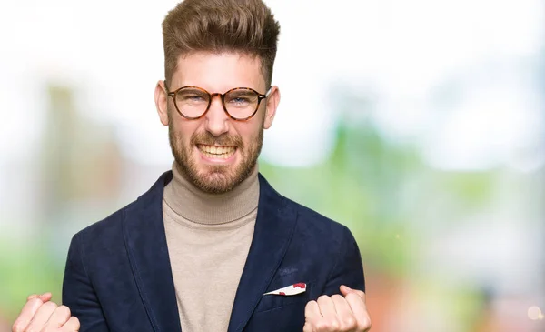 Jovem Homem Negócios Bonito Vestindo Óculos Celebrando Surpreso Surpreso Pelo — Fotografia de Stock