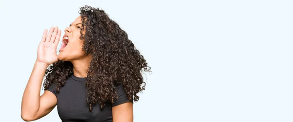 Jeune Belle Femme Avec Les Cheveux Bouclés Criant Criant Fort — Photo