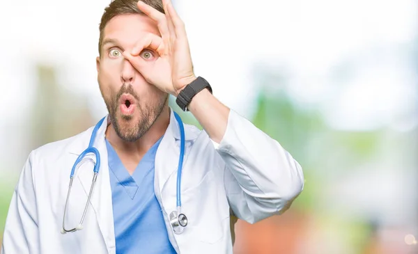 Muž Pohledný Doktor Lékařských Uniformě Izolované Pozadí Dělá Gesto Šokoval — Stock fotografie