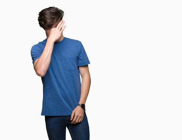 Homem Bonito Jovem Vestindo Camiseta Azul Sobre Fundo Isolado Cheirando — Fotografia de Stock