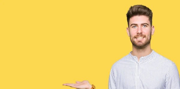 Jonge Knappe Man Glimlachend Vrolijk Presenteren Wijzend Met Palm Van — Stockfoto