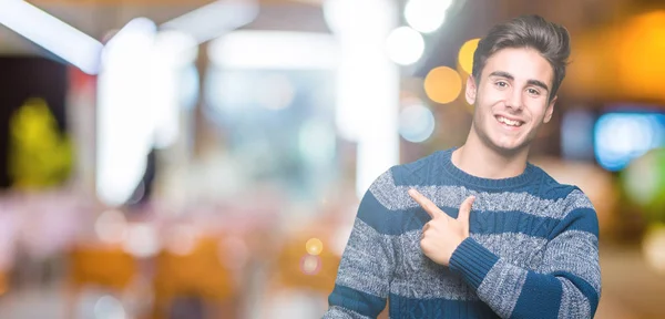 Jovem Homem Bonito Sobre Fundo Isolado Alegre Com Sorriso Rosto — Fotografia de Stock