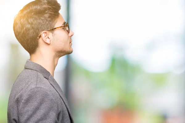 Jonge Business Man Dragen Bril Geïsoleerde Achtergrond Zoek Naar Kant — Stockfoto