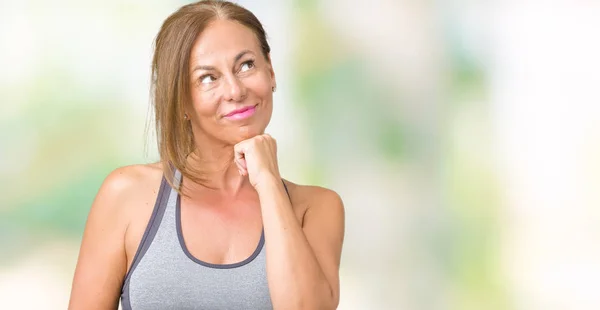 Mooie Middelbare Leeftijd Vrouw Dragen Sport Kleding Geïsoleerde Achtergrond Met — Stockfoto