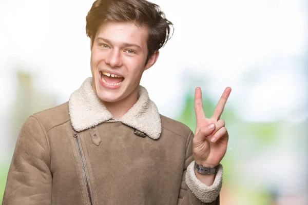 Ein Junger Gutaussehender Mann Wintermantel Vor Isoliertem Hintergrund Lächelt Mit — Stockfoto