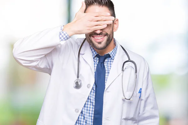 Guapo Joven Médico Sobre Fondo Aislado Sonriendo Riendo Con Mano — Foto de Stock