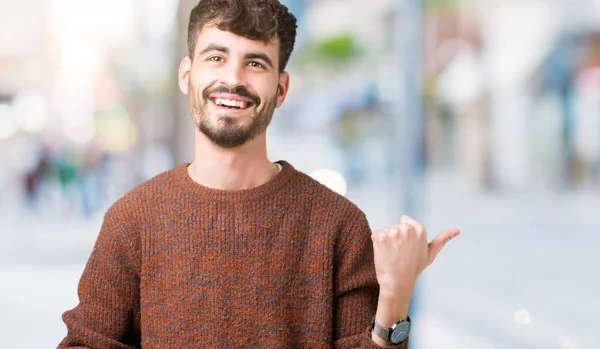 Jonge Knappe Man Winter Trui Dragen Geïsoleerde Achtergrond Glimlachend Met — Stockfoto