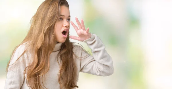 Junge Schöne Brünette Frau Trägt Rollkragenpullover Über Isoliertem Hintergrund Schreit — Stockfoto