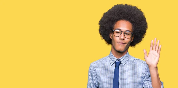 Mladí Africké Americké Obchodní Muž Afro Vlasy Nosí Brýle Waiving — Stock fotografie