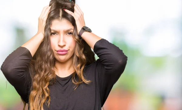 Güzel Genç Kadın Uzun Saçlı Çünkü Umutsuz Stresli Baş Ağrısı — Stok fotoğraf