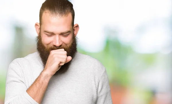 Giovane Uomo Biondo Indossa Maglione Casual Sensazione Malessere Tosse Come — Foto Stock