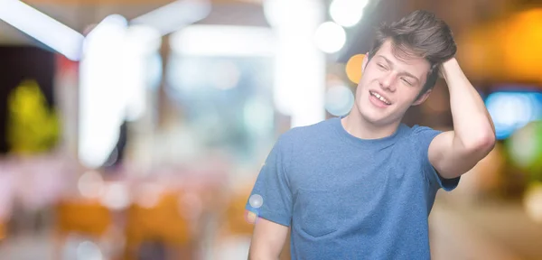 Joven Hombre Guapo Vistiendo Camiseta Azul Sobre Fondo Aislado Sonriendo —  Fotos de Stock