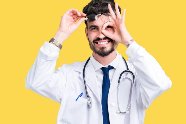 Giovane Medico Che Indossa Cappotto Dell Ospedale Sfondo Isolato Facendo — Foto Stock