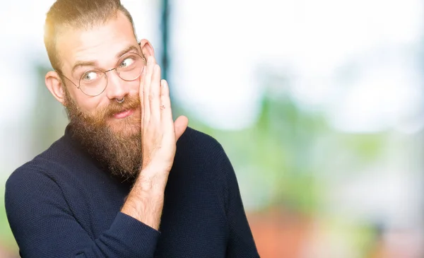 Giovane Uomo Biondo Che Indossa Occhiali Maglione Dolcevita Mano Sulla — Foto Stock