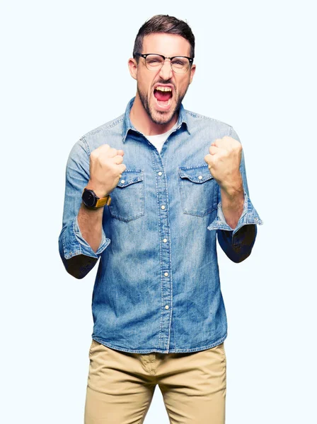 Bonito Homem Usando Óculos Muito Feliz Animado Fazendo Gesto Vencedor — Fotografia de Stock