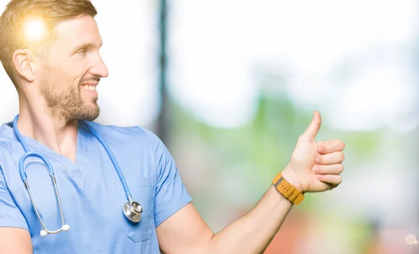 Bonito Médico Homem Vestindo Uniforme Médico Sobre Fundo Isolado Olhando — Fotografia de Stock