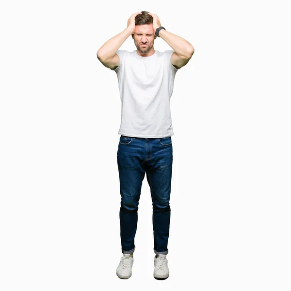 Knappe Man Dragen Casual Wit Shirt Lijden Hoofdpijn Wanhopig Benadrukt — Stockfoto