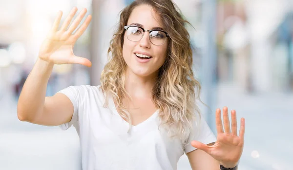 Vacker Ung Blond Kvinna Som Bär Glasögon Över Isolerad Bakgrund — Stockfoto