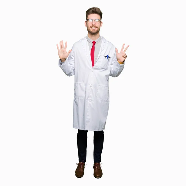 Mladý Pohledný Vědec Muž Nosíš Brýle Zobrazující Ukázal Prsty Číslo — Stock fotografie
