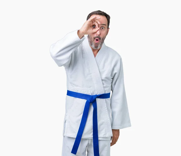 Knappe Middenleeftijd Senior Man Kimono Uniform Dragen Geïsoleerde Achtergrond Doen — Stockfoto