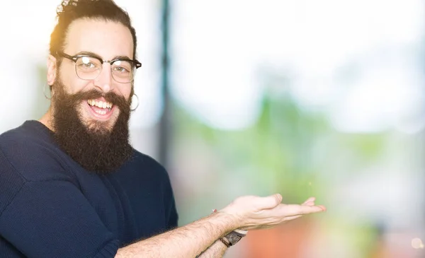 Homem Jovem Hipster Com Cabelos Longos Barba Vestindo Óculos Apontando — Fotografia de Stock