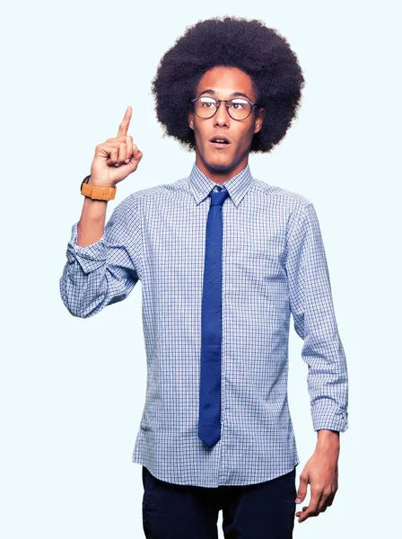 Fiatal Afro Amerikai Üzletember Afro Haj Szemüveg Mutatva Ujját Sikeres — Stock Fotó