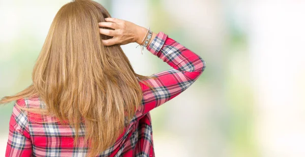 Vackra Medelålders Kvinna Som Bär Över Isolerade Bakgrund Bakåt Tänkande — Stockfoto