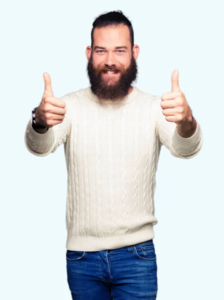 Homem Jovem Hipster Vestindo Camisola Inverno Aprovando Fazer Gesto Positivo — Fotografia de Stock